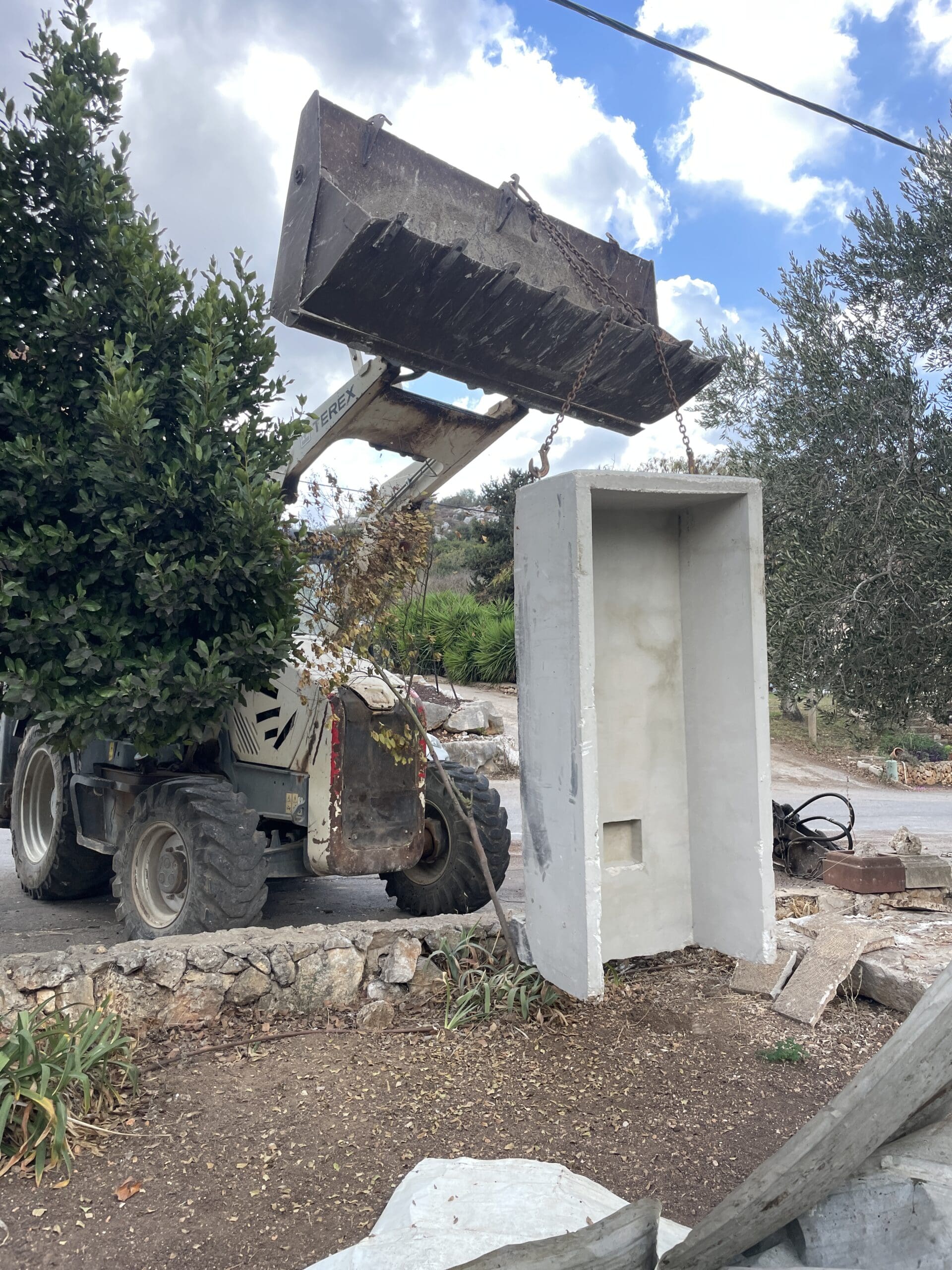 חיווט לוח חשמל במפעל